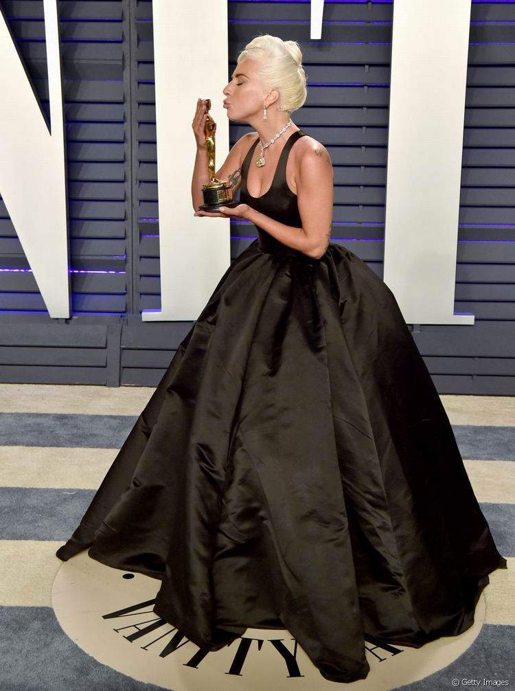 Lady Gaga usou um vestido longo preto e volumoso Alexander McQueen | Foto de Getty Images